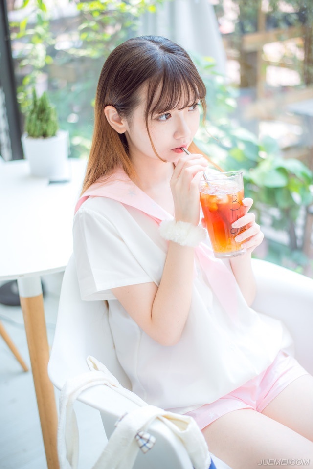 云淡风轻，细水长流，何止君子之交。爱情不也是如此，才叫落花流水，天上人间?——三毛《亲爱的三毛》